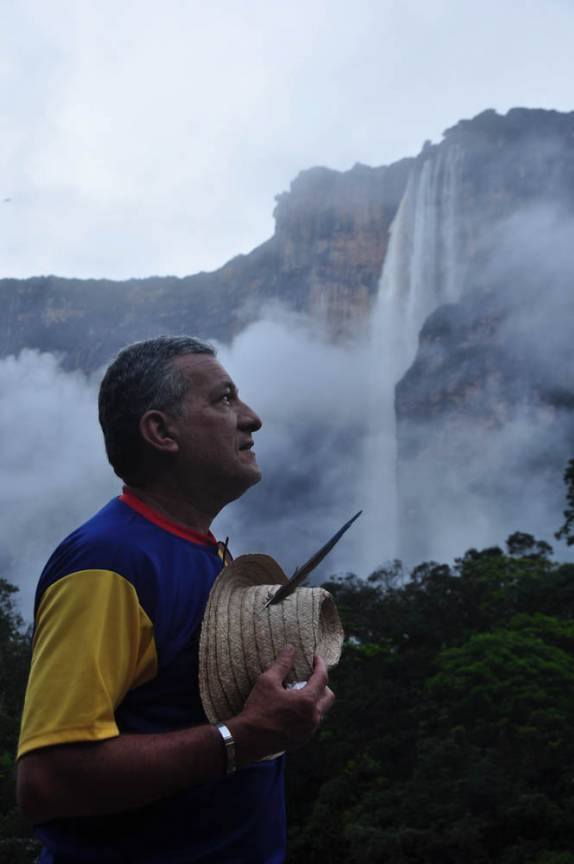 Agradacendo aos céus o privilégio de acordar em frente ao Salto Angel, no Parque Nacional Canaima, no sul da Venezuela